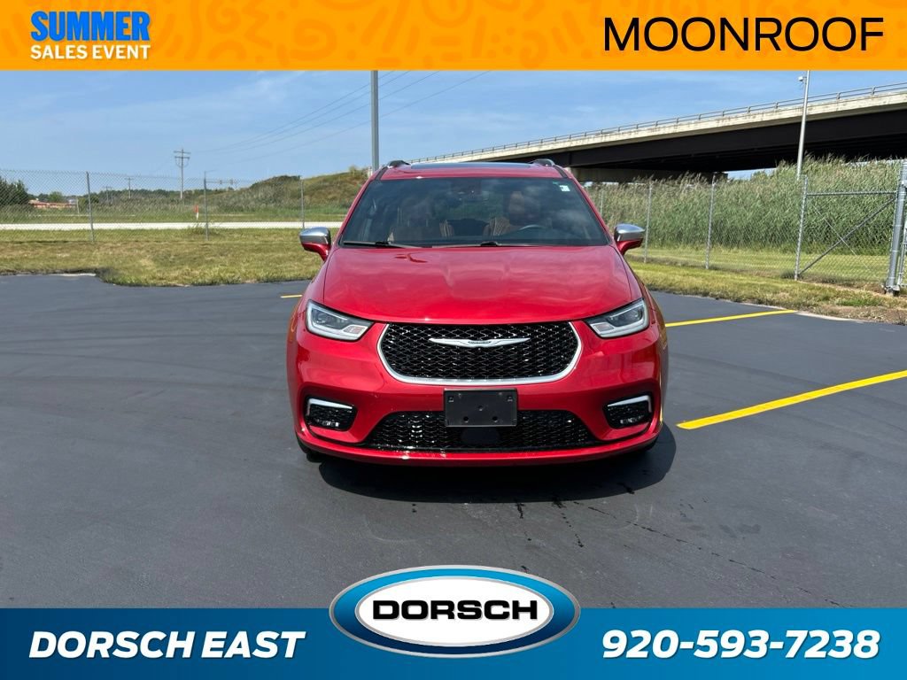 Used 2024 Chrysler Pacifica Pinnacle w/ Trailer Tow Group AWD/4WD image 3
