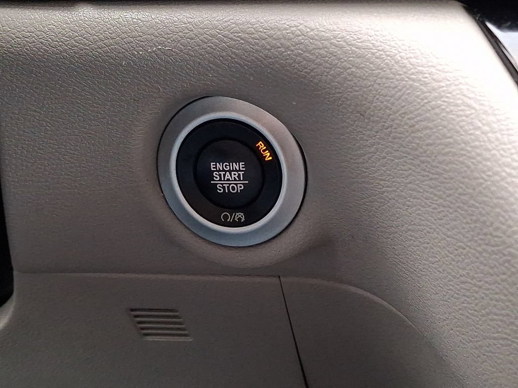 Used 2024 Chrysler Pacifica Touring-L FWD image 23