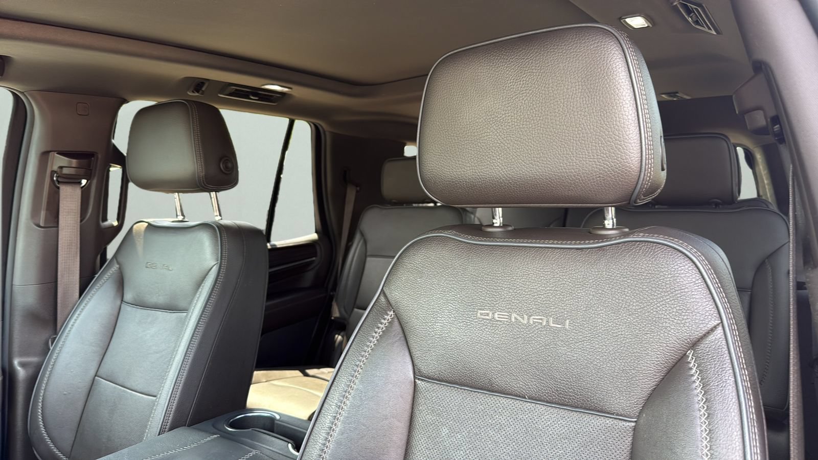 Used 2021 GMC Yukon Denali w/ Denali Premium Package AWD/4WD image 9