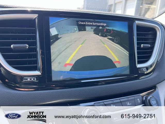 Used 2023 Chrysler Pacifica Touring-L image 39