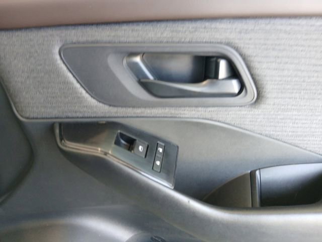Used 2023 Nissan Rogue S AWD/4WD image 16