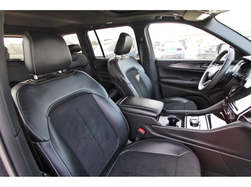 Used 2025 Jeep Grand Cherokee Altitude RWD image 28