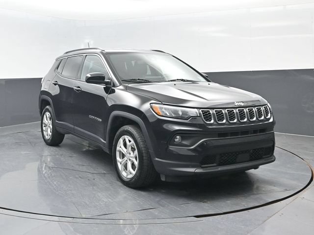 Used 2024 Jeep Compass Latitude AWD/4WD image 2
