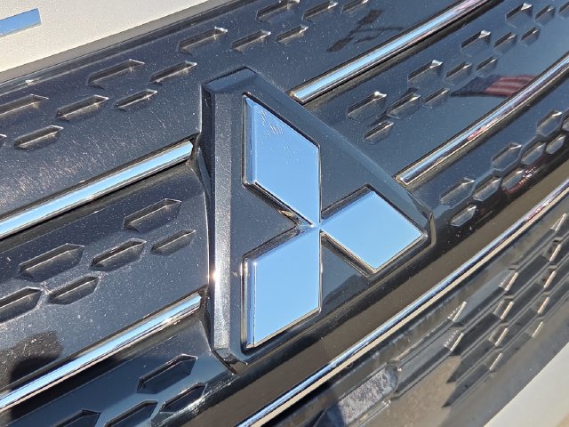 Used 2023 Mitsubishi Outlander SE AWD/4WD image 32