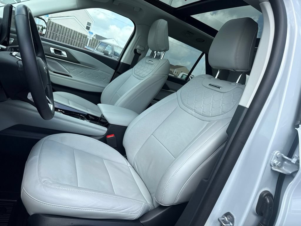 Certified 2025 Ford Explorer Platinum w/ Ultimate Package AWD/4WD image 6