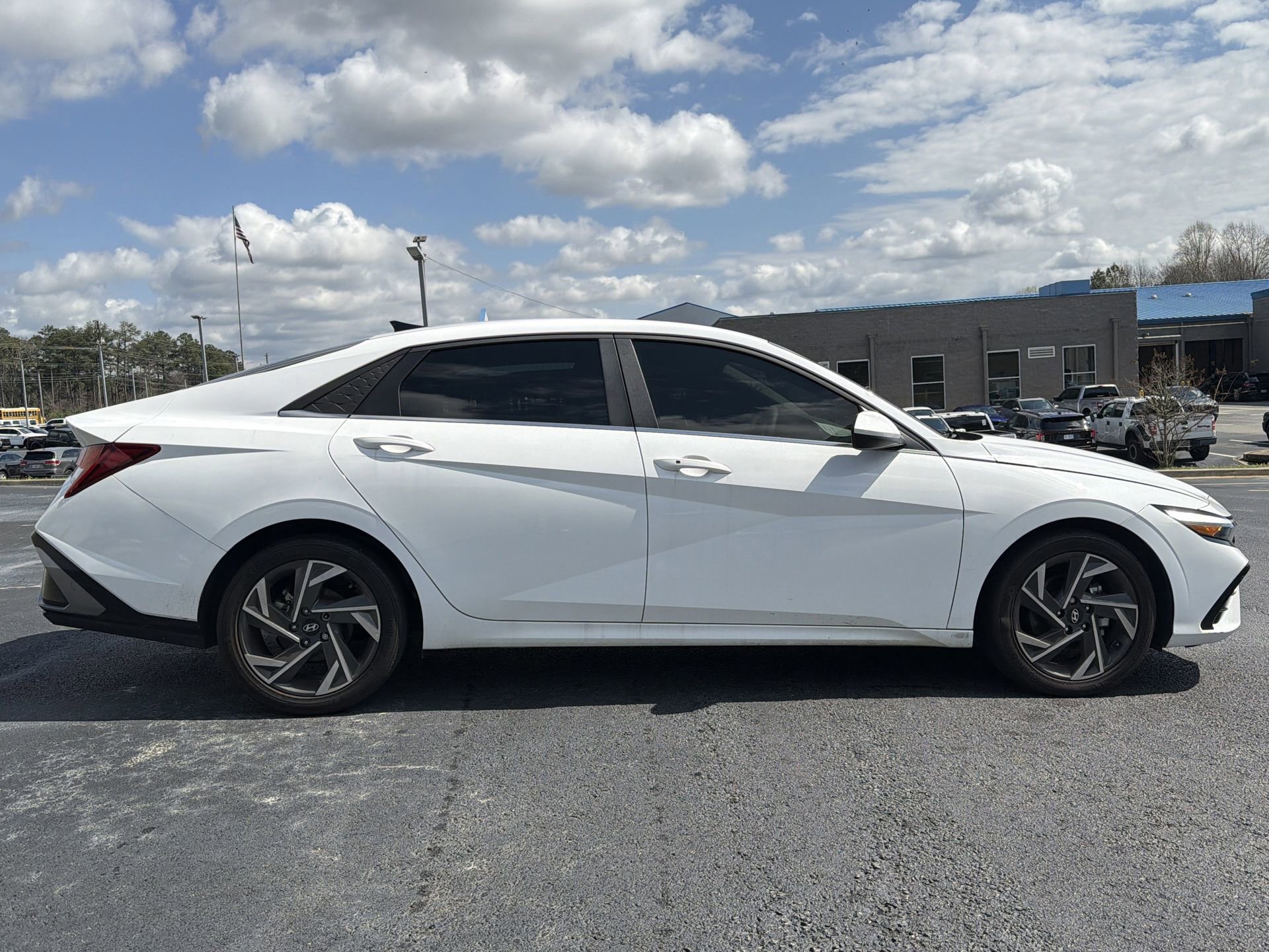 Used 2024 Hyundai Elantra SEL w/ Convenience Package image 2