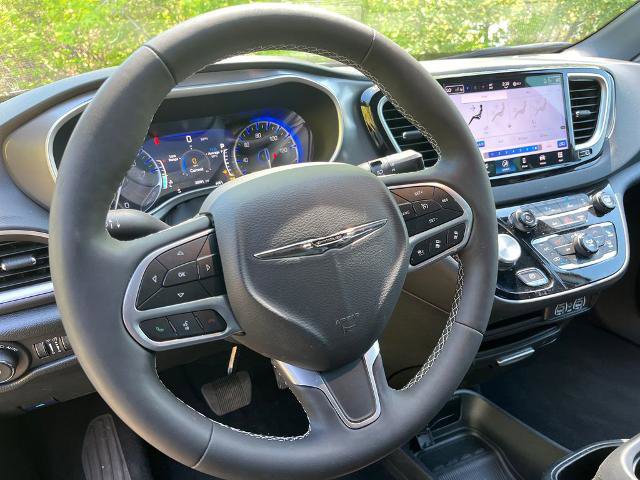 Used 2025 Chrysler Pacifica Select FWD image 10