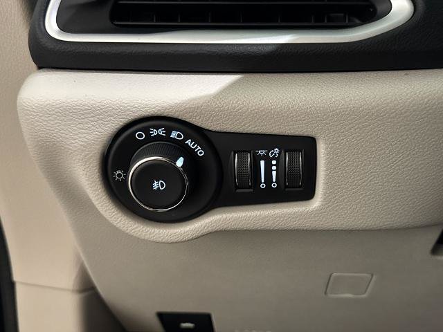 Used 2024 Chrysler Pacifica Touring-L FWD image 18