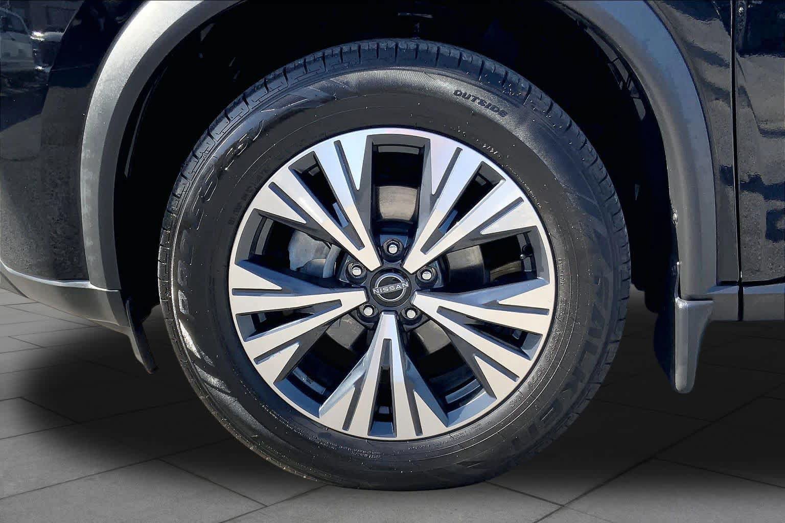 Used 2022 Nissan Rogue SV w/ SV Premium Package FWD image 11