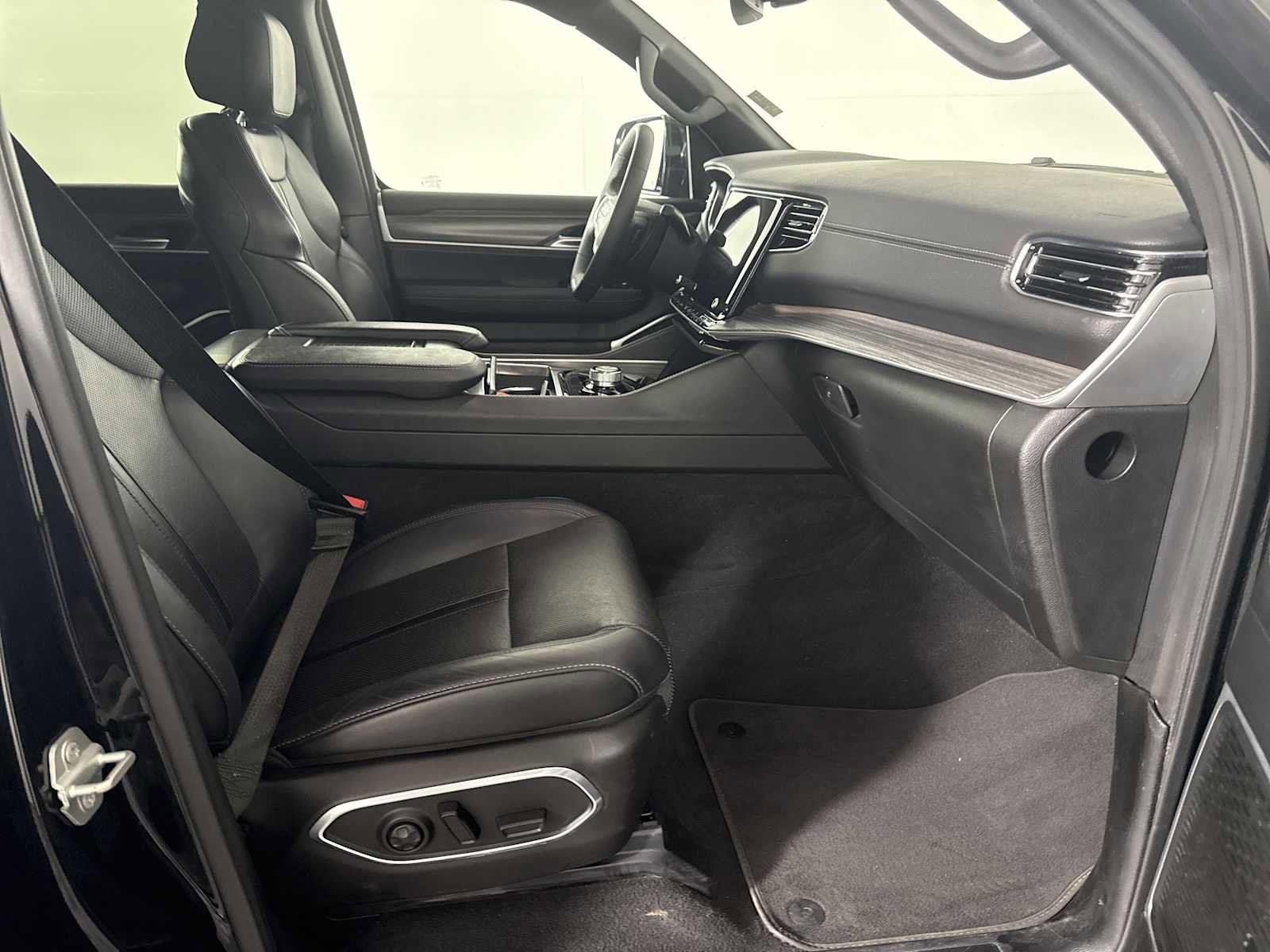 Used 2024 Jeep Wagoneer L Series II w/ Flexible Seating Group image 15