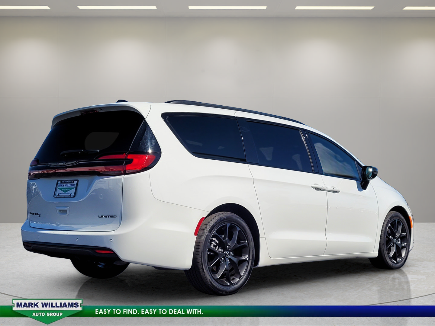 Used 2025 Chrysler Pacifica Limited FWD image 4