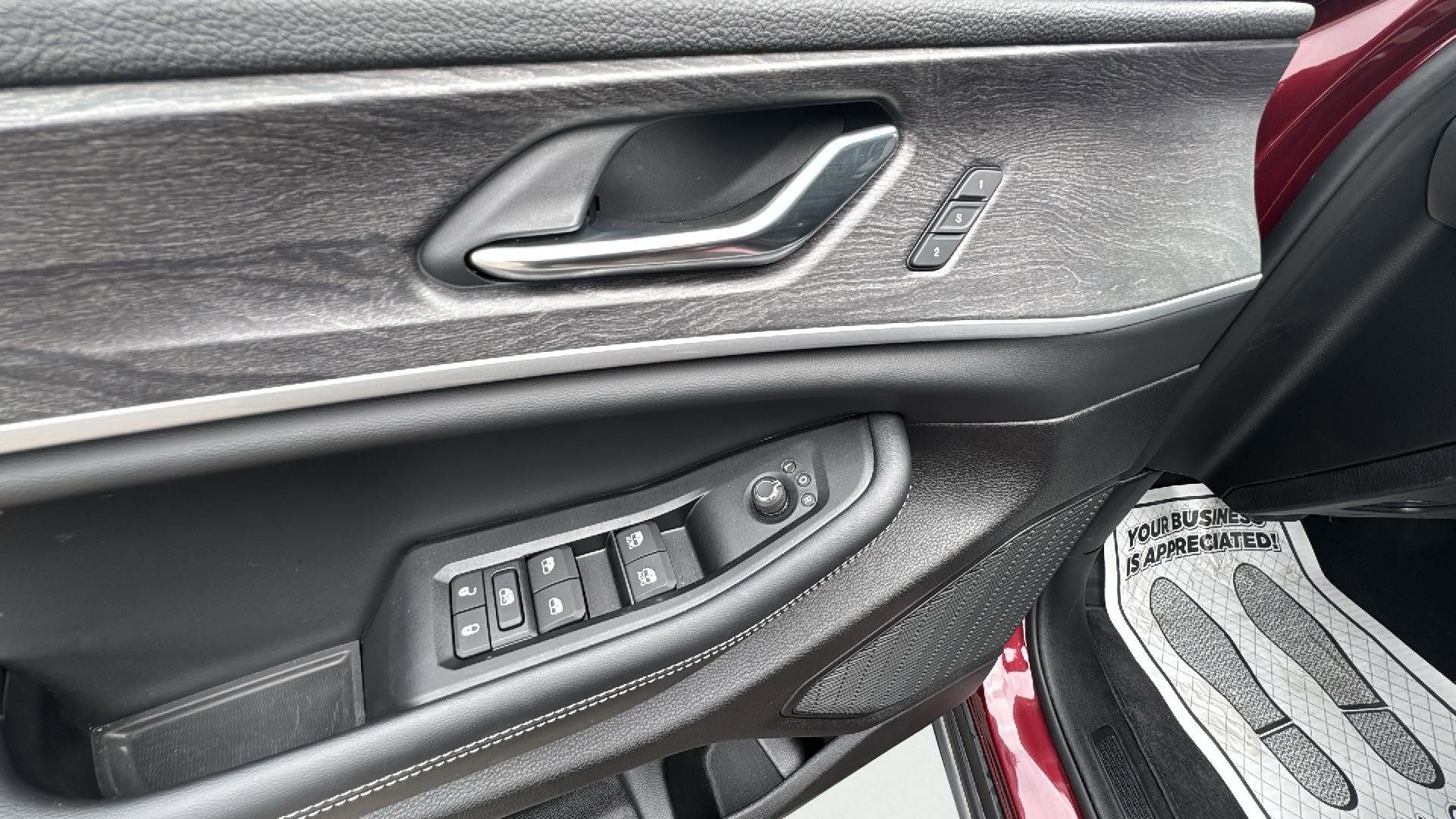 Used 2025 Jeep Grand Cherokee L Limited image 25