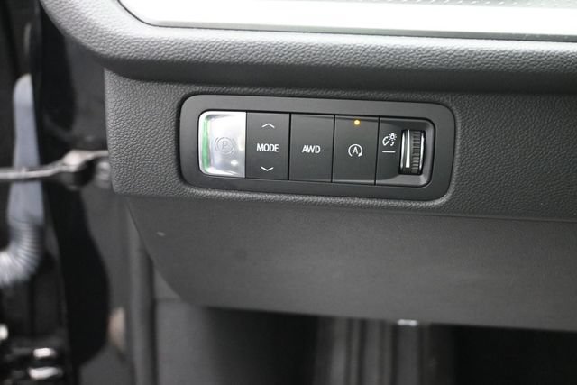 Used 2024 Chevrolet Traverse LT w/ Midnight/Sport Edition AWD/4WD image 11