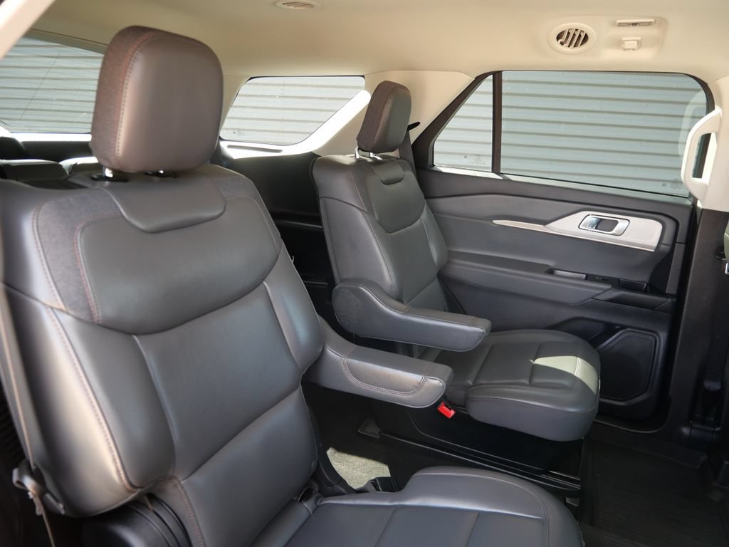 Certified 2025 Ford Explorer Active w/ Active Comfort Package AWD/4WD image 16