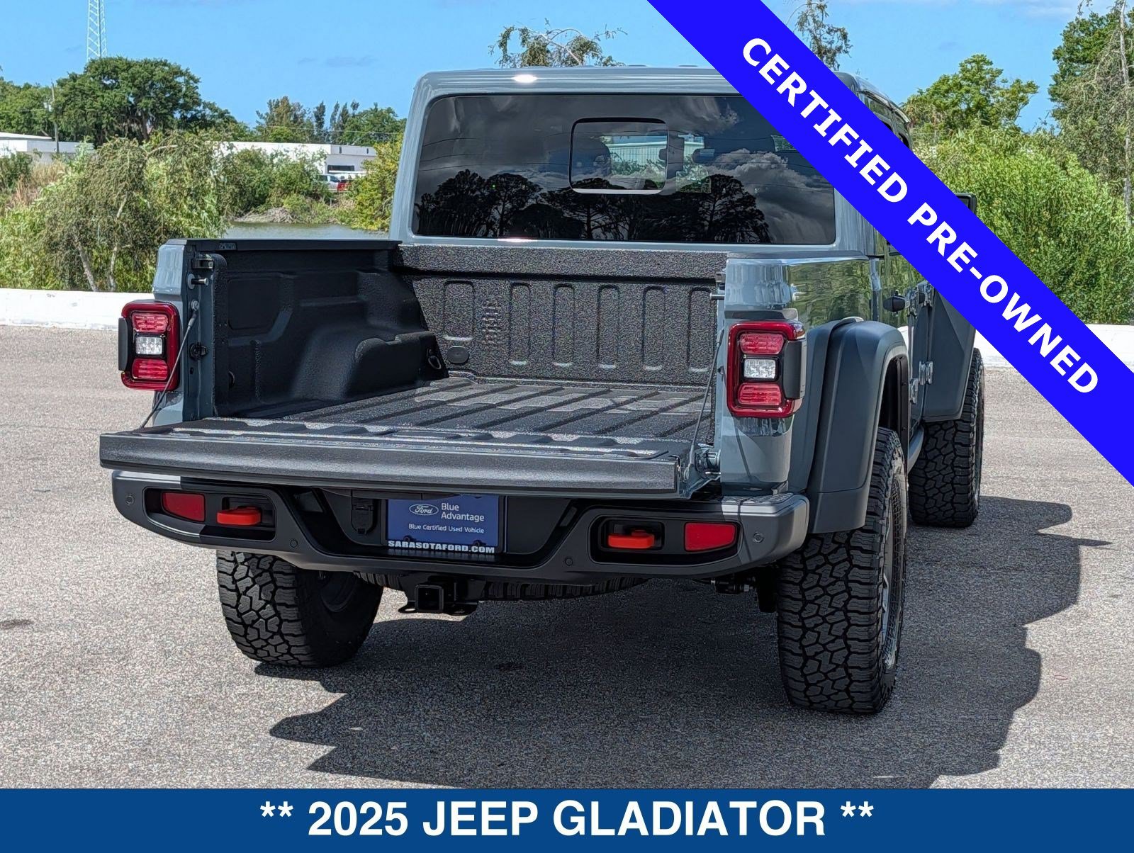 Used 2025 Jeep Gladiator Mojave w/ Safety Group AWD/4WD image 16