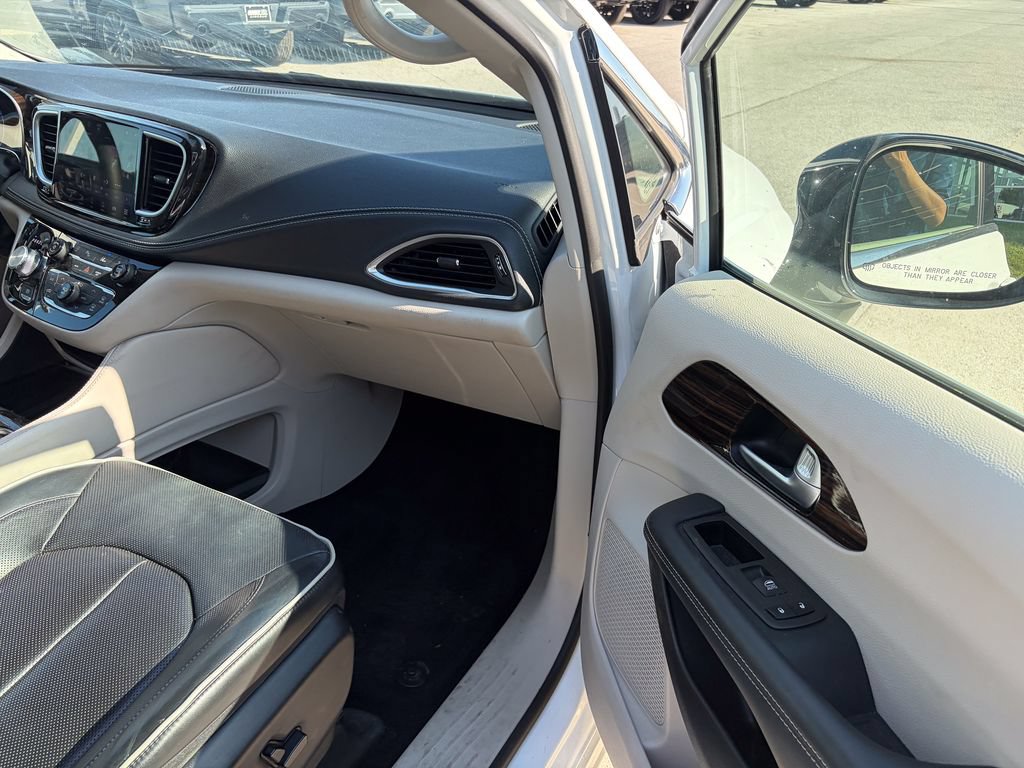 Used 2024 Chrysler Pacifica Limited FWD image 20