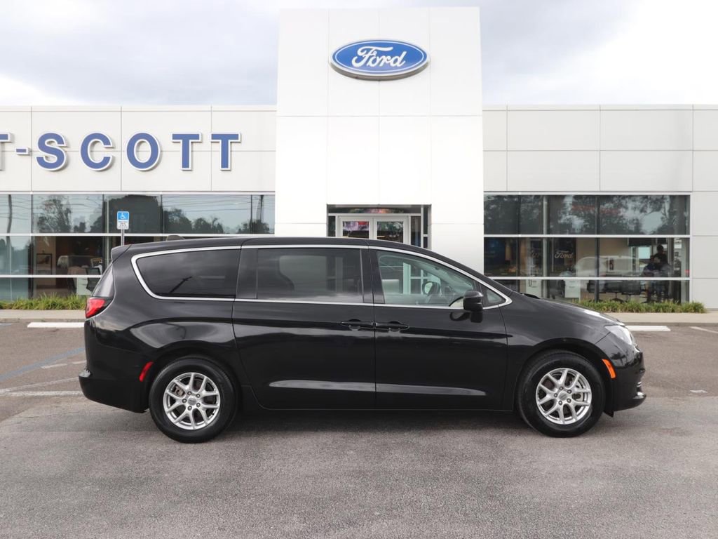 Used 2023 Chrysler Voyager LX FWD image 6