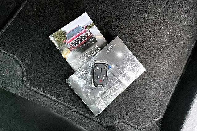 Used 2024 GMC Terrain SLT AWD/4WD image 10
