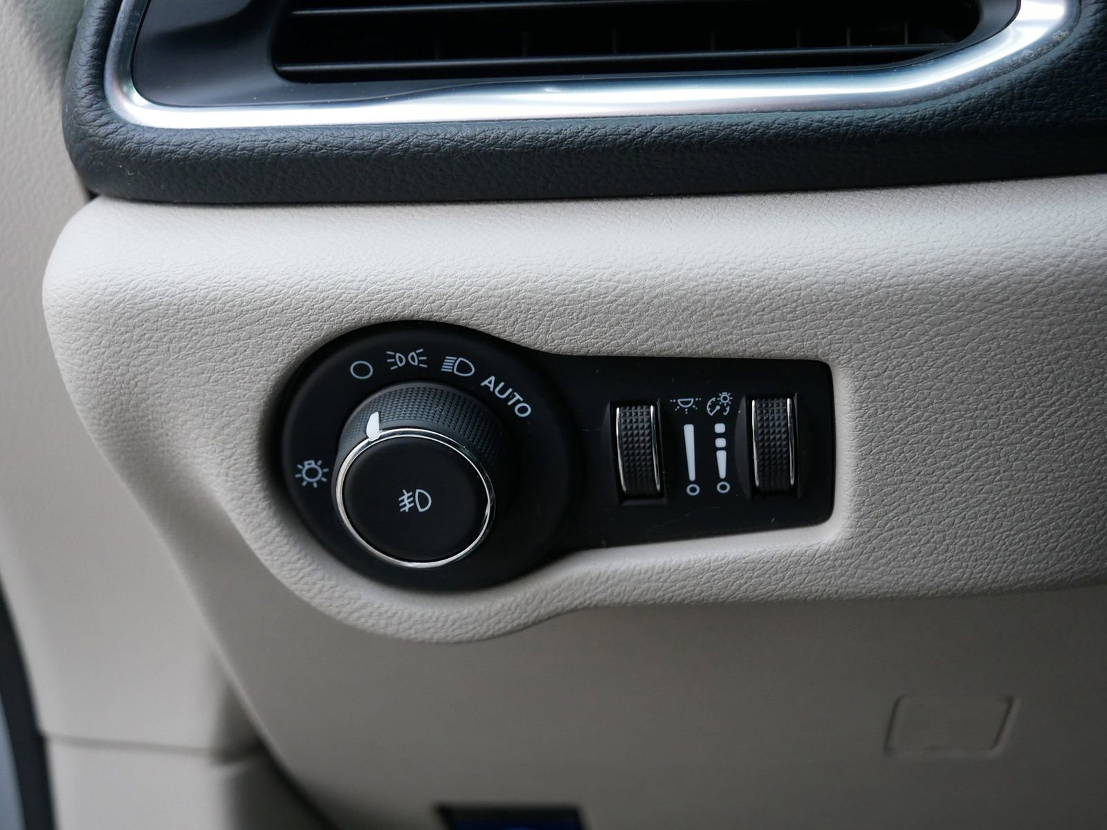 Used 2023 Chrysler Pacifica Limited image 17