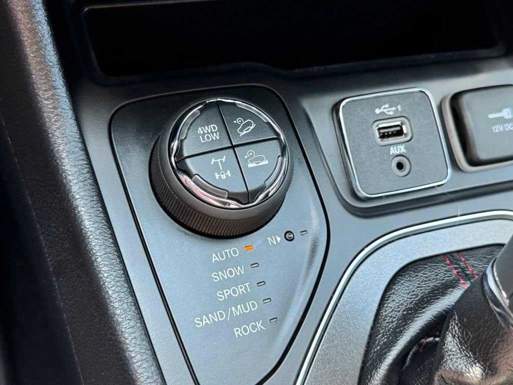 Used 2020 Jeep Cherokee Trailhawk w/ Cold Weather Group AWD/4WD image 40