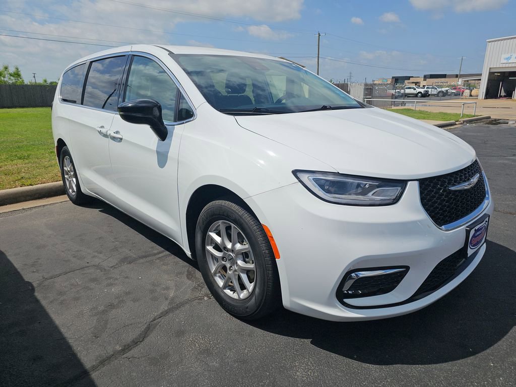 Used 2024 Chrysler Pacifica Touring-L image 1