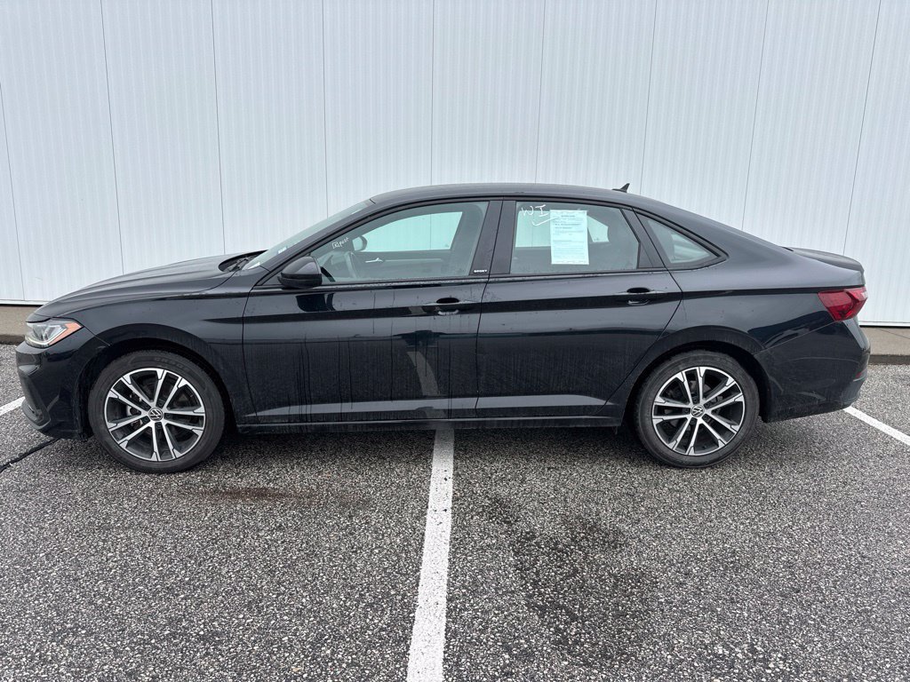 Used 2025 Volkswagen Jetta Sport FWD image 3