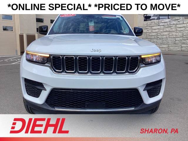 Used 2022 Jeep Grand Cherokee Laredo w/ Luxury Tech Group I AWD/4WD image 2