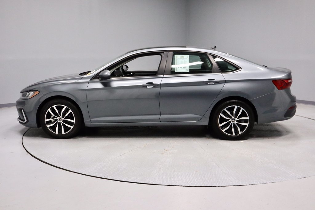 Used 2025 Volkswagen Jetta SE FWD image 8