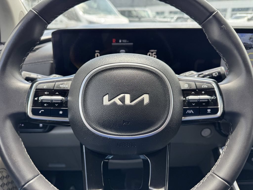 Used 2025 Kia Carnival FWD image 25