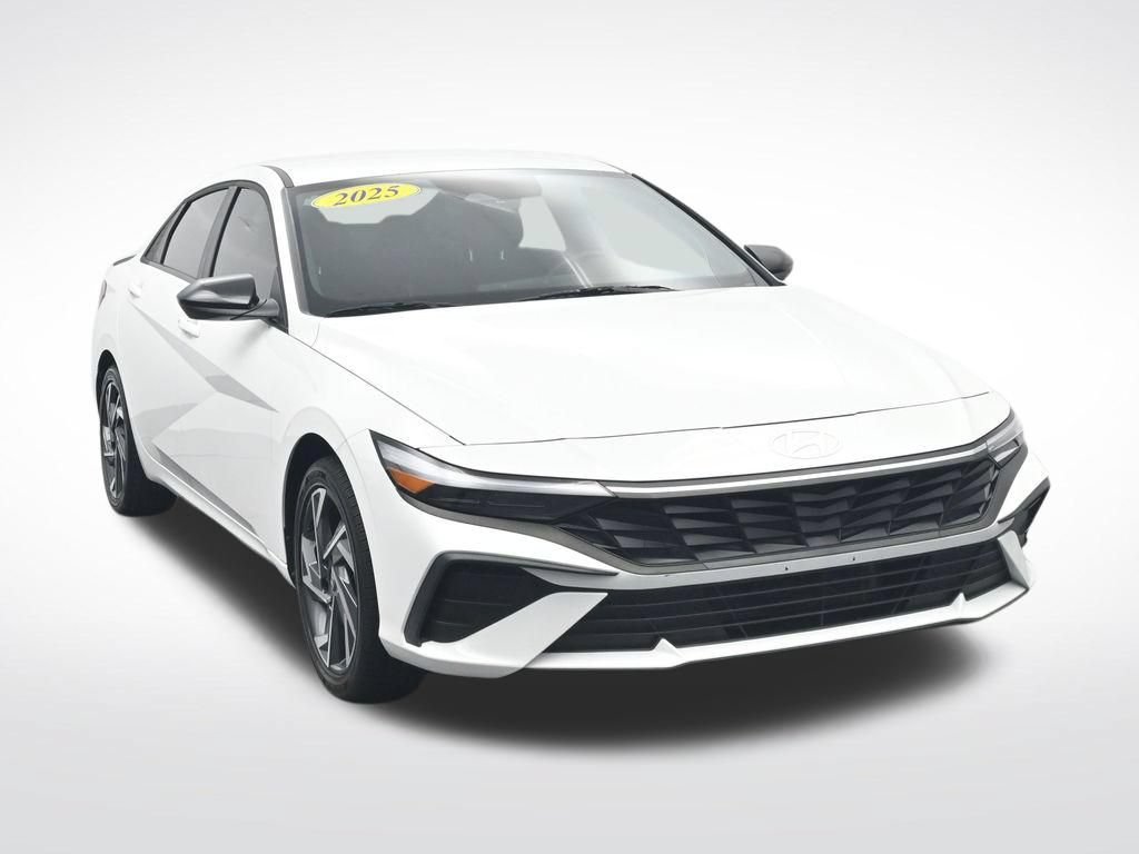 Used 2025 Hyundai Elantra SEL FWD image 3