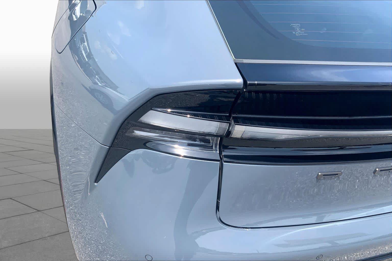Used 2024 Toyota Prius Prime Premium FWD image 29