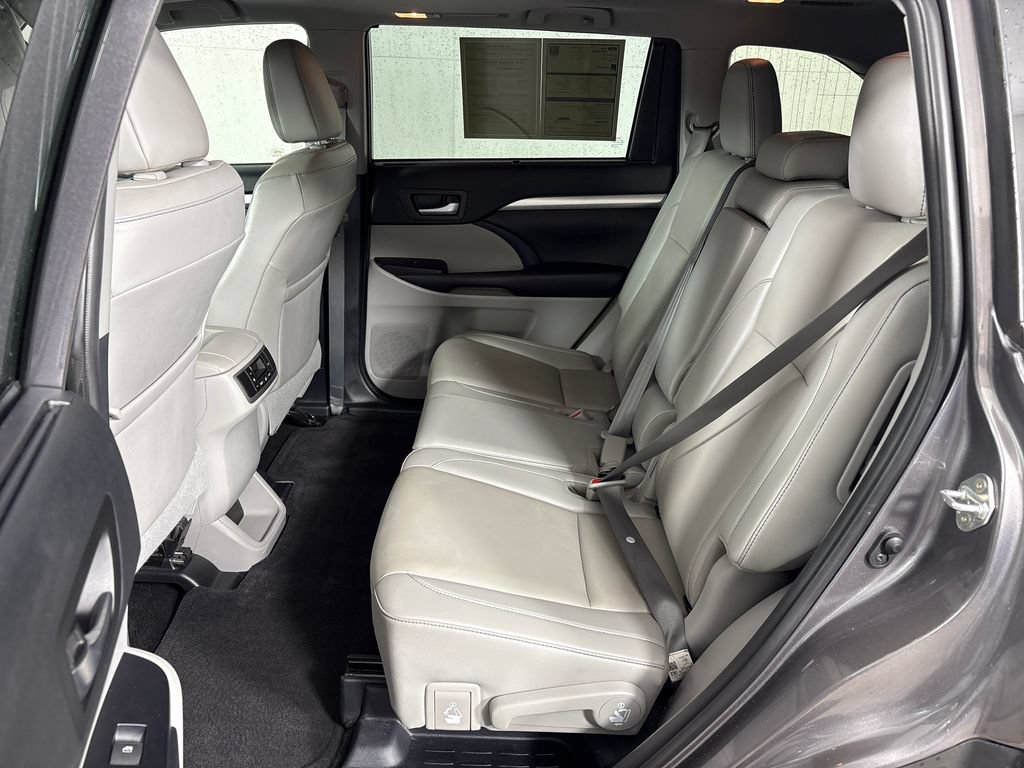 Used 2019 Toyota Highlander XLE FWD image 30