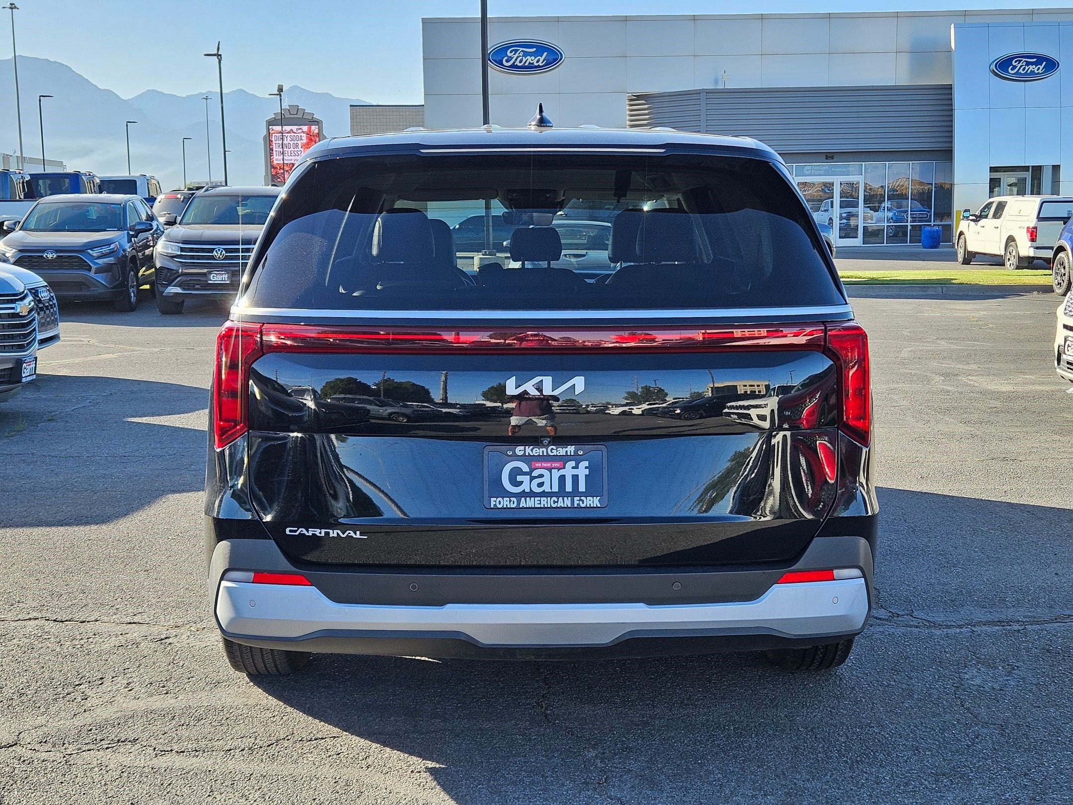 Used 2025 Kia Carnival FWD image 16
