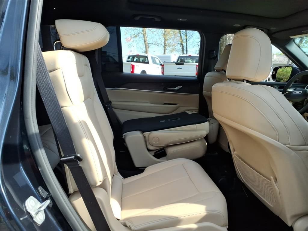 Used 2023 Jeep Grand Cherokee L Limited AWD/4WD image 12