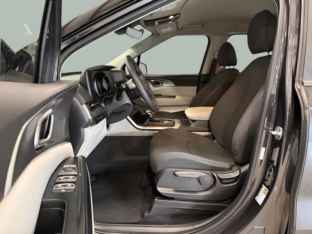 Used 2022 Kia Carnival LX image 22