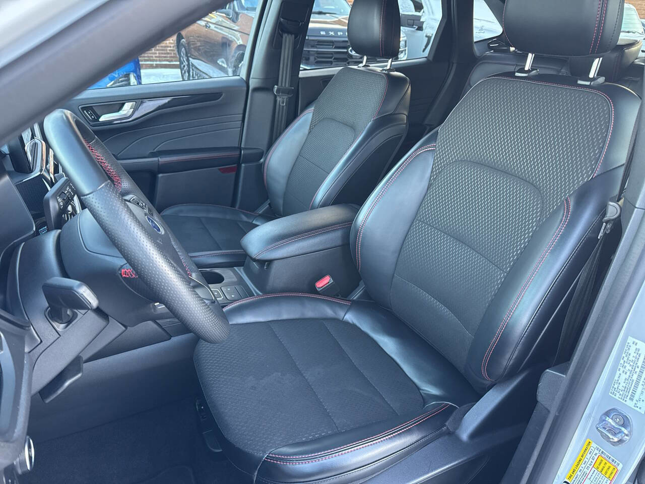 Certified 2025 Ford Escape ST-Line Select AWD/4WD image 30