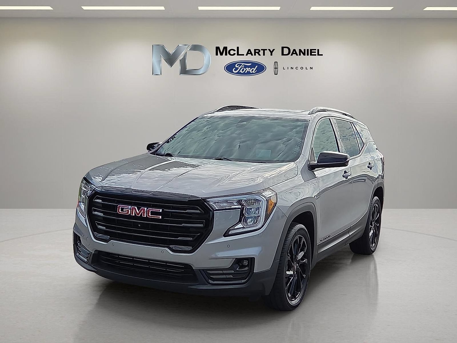 Used 2024 GMC Terrain SLT w/ Tech Package AWD/4WD image 2