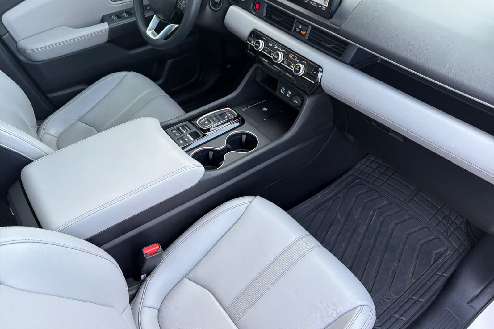Used 2025 Honda Pilot Touring image 17