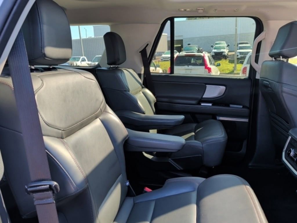 Certified 2025 Ford Expedition Active image 6