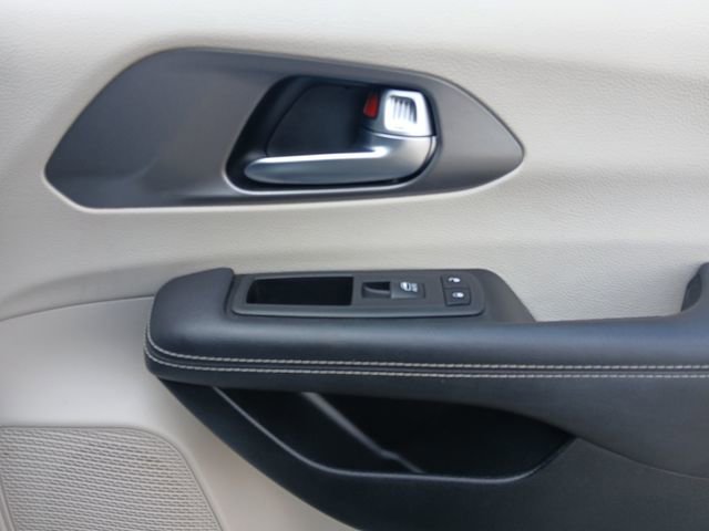 Used 2024 Chrysler Pacifica Touring-L FWD image 16