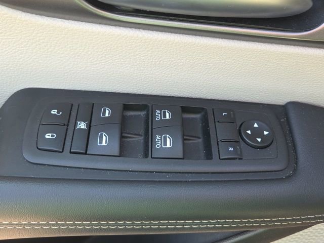 Used 2023 Chrysler Pacifica Touring-L image 27