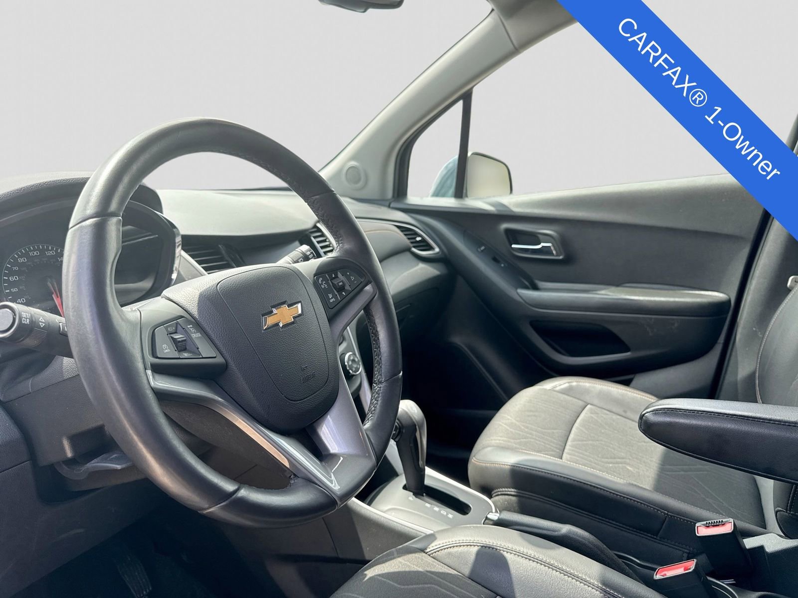 Used 2022 Chevrolet Trax LT w/ LT Convenience Package FWD image 2