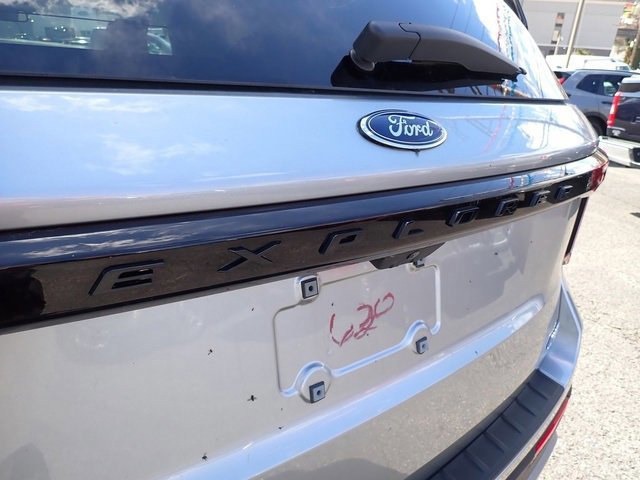 Certified 2025 Ford Explorer Platinum w/ LUX Leather Package image 9