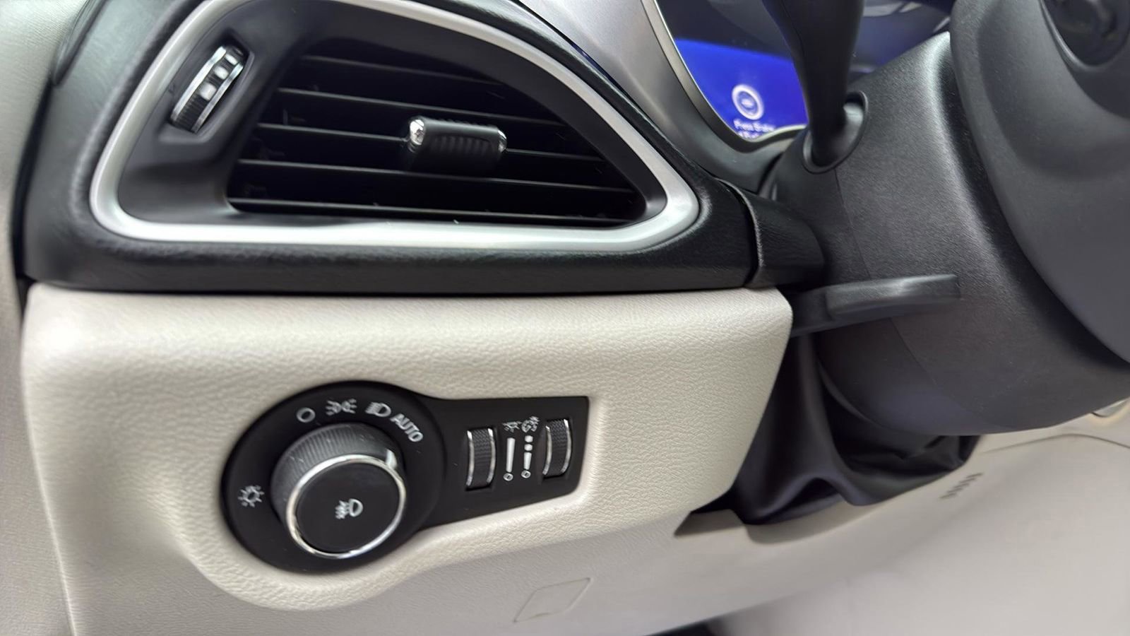 Used 2018 Chrysler Pacifica Touring Plus image 18