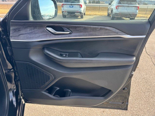 Used 2024 Jeep Grand Cherokee L Limited w/ Luxury Tech Group II image 37