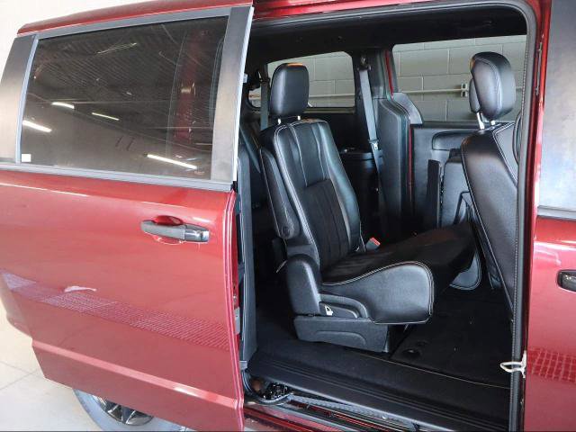 Used 2019 Dodge Grand Caravan SXT w/ Blacktop Package image 39