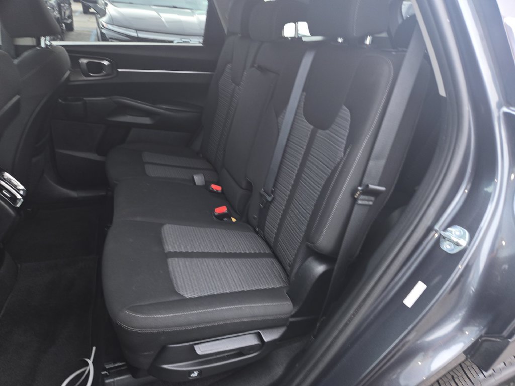 Used 2023 Kia Sorento LX AWD/4WD image 4