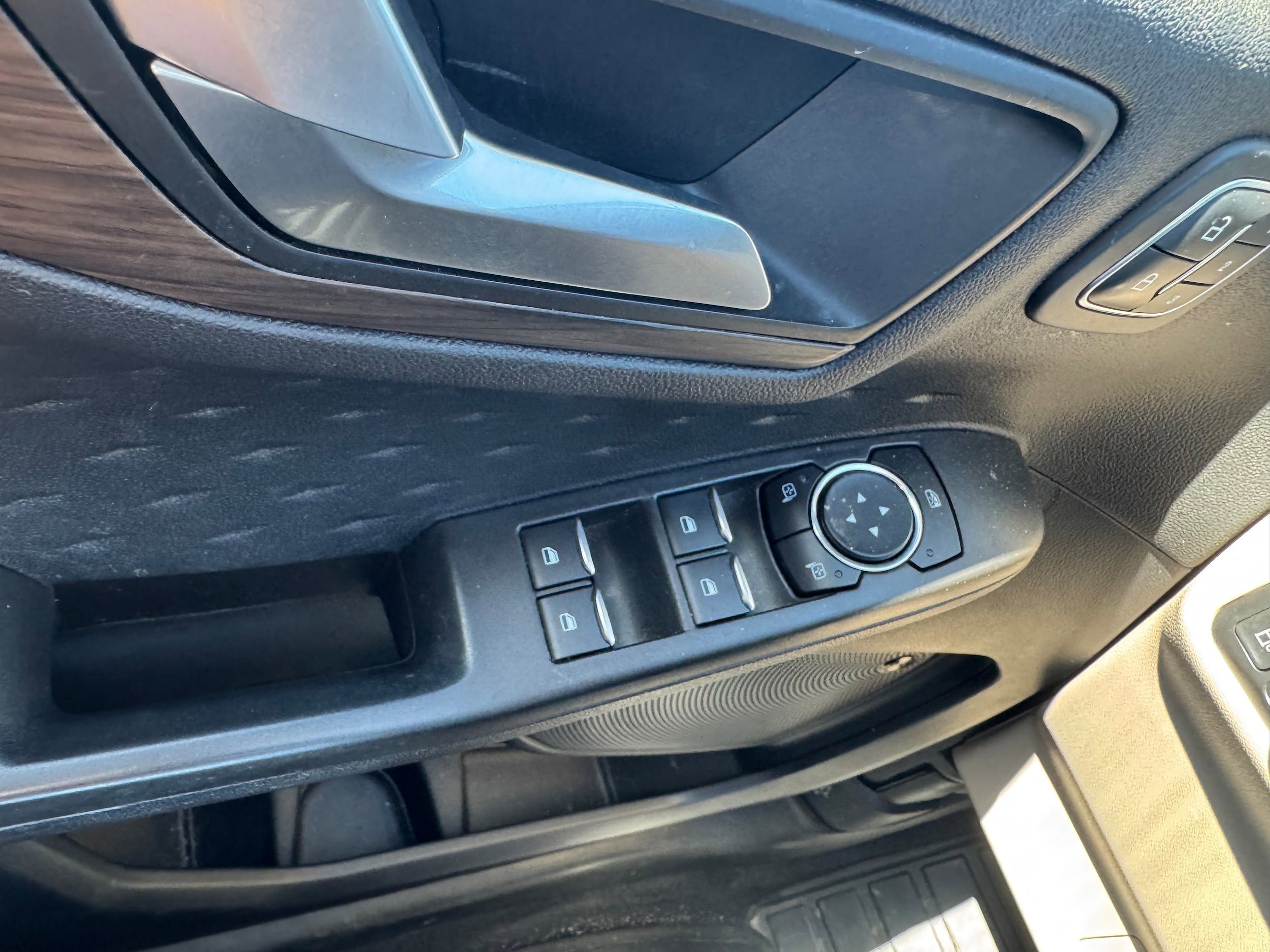 Certified 2020 Ford Escape Titanium AWD/4WD image 19