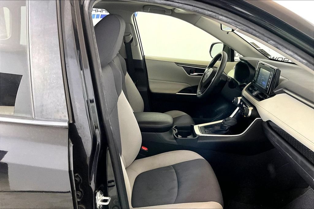 Used 2019 Toyota RAV4 XLE FWD image 6