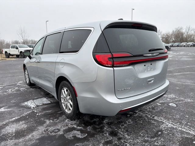 Used 2024 Chrysler Pacifica Touring-L image 2